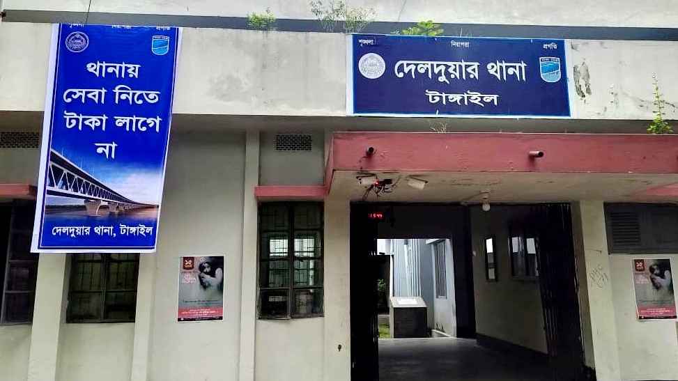 টাঙ্গাইলে কাভার্ডভ্যানের চাপায় অটোরিকশা চালক নিহত